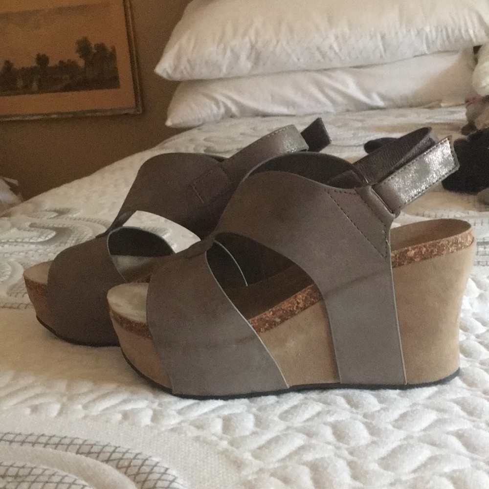 Size 7 Pierre Dumas wedges